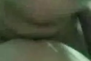 一个年轻人投掷的一个漂亮的金发女郎在口的性别构成69