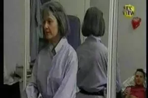 亚洲女孩是考虑到两个家伙