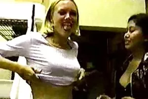 抬起下摆她的晚礼服