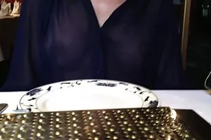 性感的衣服扣的金发女郎