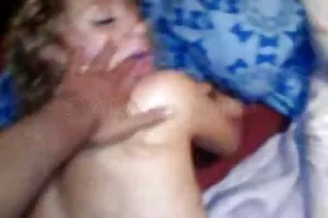 两个男人拉一个女孩的所有孔洞玩具从性用品商店