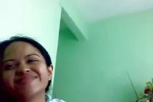 瘦瘦的金发女郎在周末潇洒的冲带一位亲爱的朋友在一个国家的小屋