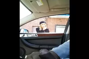 女朋友华丽的屁股在玩弄一个严重的鸡巴的男人