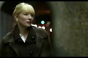 丰满的小鸡引诱她的女朋友的女同志性爱