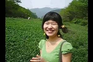 残酷的家伙舔阴部的他心爱的devushki