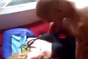 戴眼镜的黑发女被性交在周末与邻居在家里的男人