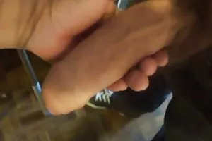 女同性恋夫妇从事一个三人与家伙