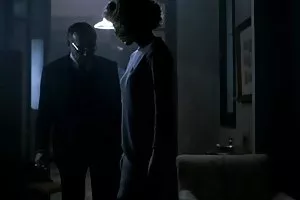 家庭作业的女孩的眼镜