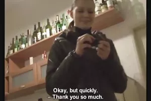 尿通过她的内裤
