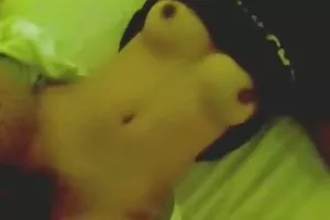 硬，并撕毁了年轻的女人