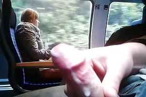 做爱的黑发女在游泳池