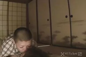 成熟的女人是具有性别与父母的每
