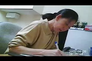 两个成熟的女人在从事小组的性别与保护