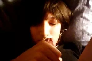 一个学生粗暴地撕掉了漂亮的邻居