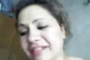 美丽的小妞挤，挤压华丽的胸部与昂贵的油