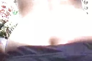 粗暴的性行为上的按摩与两个丰满的女士