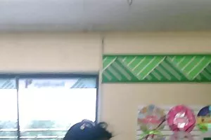 苗条金发碧眼的访问她的男朋友，游泳和性别