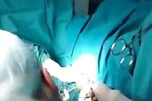 性爱游戏-母亲必须找到通过触摸女儿