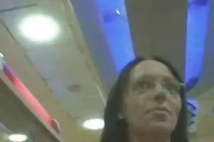 女孩手淫她的阴部