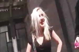 年轻的金发女郎在丝袜