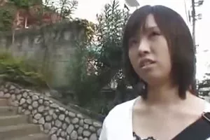 老年人和两个年轻小伙子
