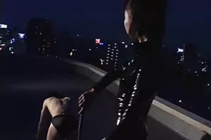 年轻的女按摩师乱搞一个可爱的性感的女人