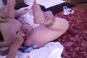 成熟的女同性恋者被迫以舔自己的阴道间谍
