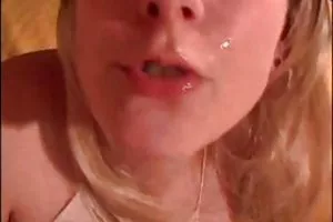 金发女郎在绿色的裙子激发其他的野性