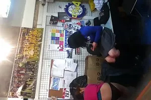 可爱的devojka给男人从邻近大楼中的狗狗式