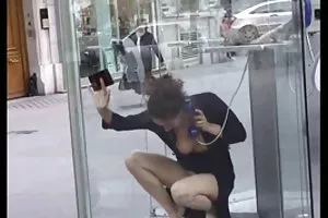 夫人心甘情愿地这样做口交到她的年轻恋人的会议