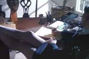 一个小偷是考虑到该人的安全警卫办公室的超市