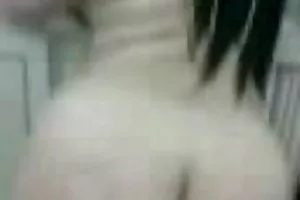 女朋友愉悦的狭窄孔在一个双人渗透