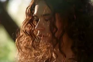 金发女郎的确惊人的性别与一个向导设立的钢琴