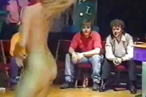 强奸了一名年轻的中国妇女