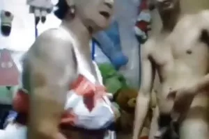 黑发的大奶子,烂家伙，并听音乐