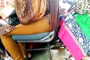 金发美女鞭打彼此在所有孔洞