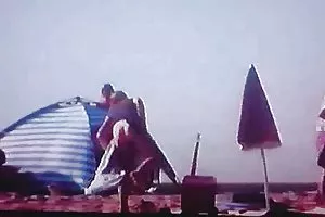 脆弱的黑妞做按摩和吹箫在轻松的环境