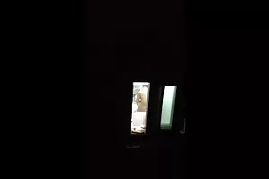 美丽的金发碧眼的女人睡觉一个人钱