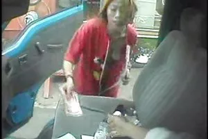 可爱的小鸡吸一个大家伙的黑人男子之前肛交