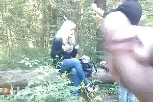 两位女士都具有性别与业主的别致Aldi在办公室