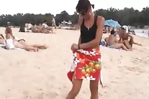 硬性纹身的家伙devolli辫子从相邻的院子里