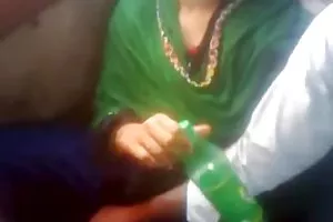 脆弱的金发女郎娜欧米的树林得到的性交，在该公司的一个小伙子在户外