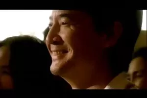 活泼的黑白混血表示了脱衣舞，他妈的一个朋友在午休