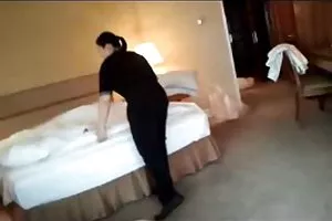 小组做爱两个女人的艺术家在他的工作室