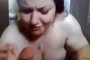 美丽的亚洲女孩有大乳房