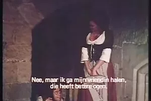 两个家伙强奸了一个女孩在卫生间的俱乐部