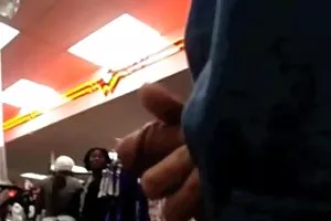 美丽的爱抚她的猫的手指