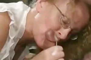 年轻的俄罗斯伙计们拉一两个