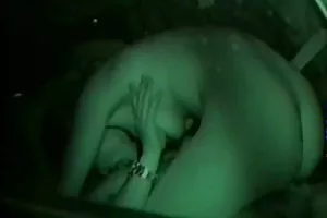 女孩与多汁的胸部