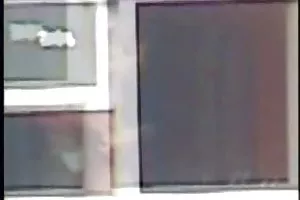 年轻的美女性交一个救生员在一个荒凉的海滩